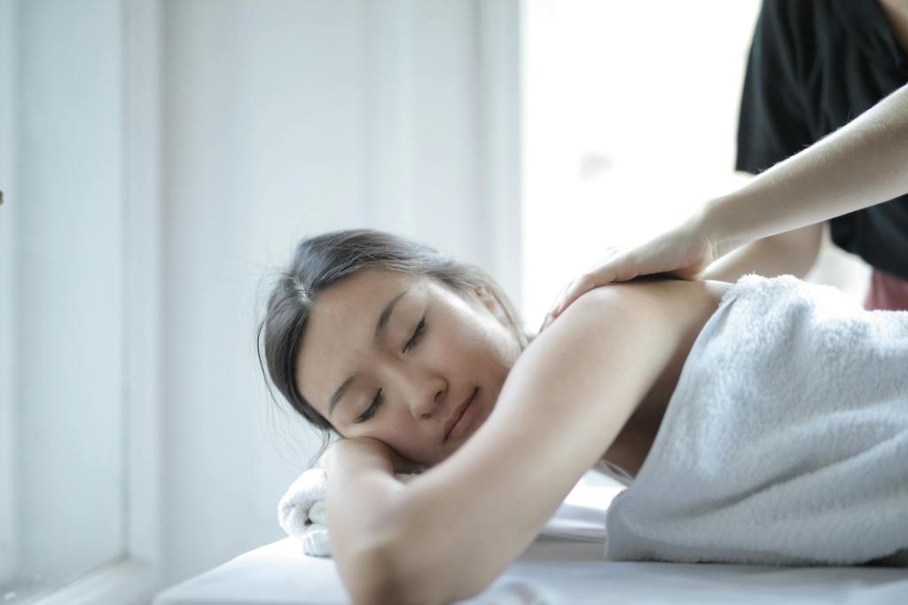 How Aromatherapy Massage Can Help You De-Stress and&nbsp;Unwind
